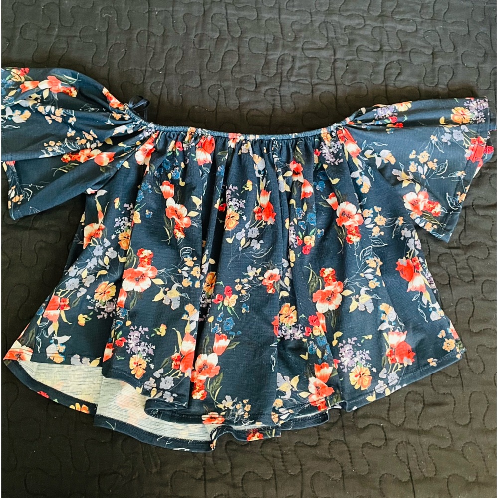 Bershka floral top extra small size